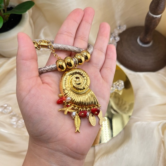 Golden Seashell Pendant Necklace – Nautical Charm with Natural Stone Accents - Picture 14 of 17